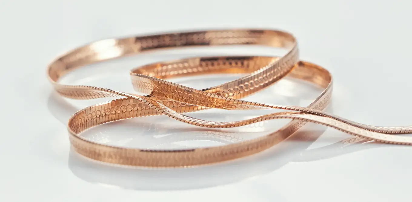 biżuteria ze złotym splotem