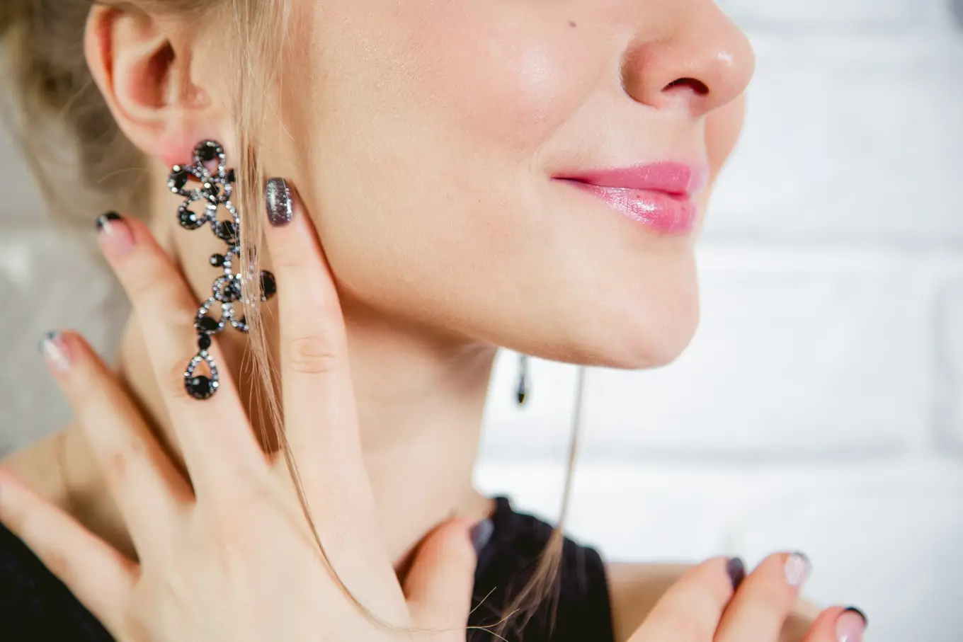 kobieta z wyeksponowanymi kolczykami