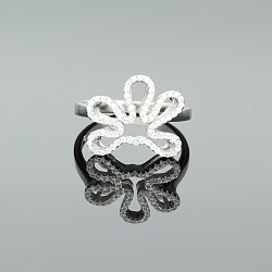 Pierścionek srebrny
kwiatek z cyrkoniami